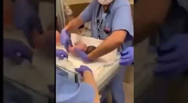 Un médico deja caer a un bebé en pleno parto y sufrió una hemorragia cerebral