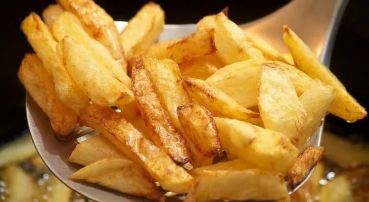 Sopa enlatada, hot dogs, galletas, leche de almendras, helado de café y otros alimentos que no deberías comer, si tienes más de 40 años 