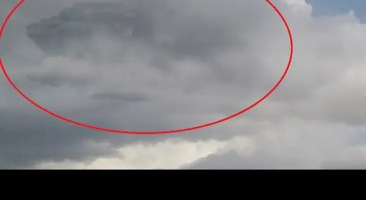 Camarógrafo capta nave nodriza entre nubes cuando hacía grabación timelapse (VIDEO)