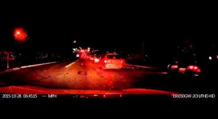 Salvado por su propio coche: el freno automático le evita un accidente