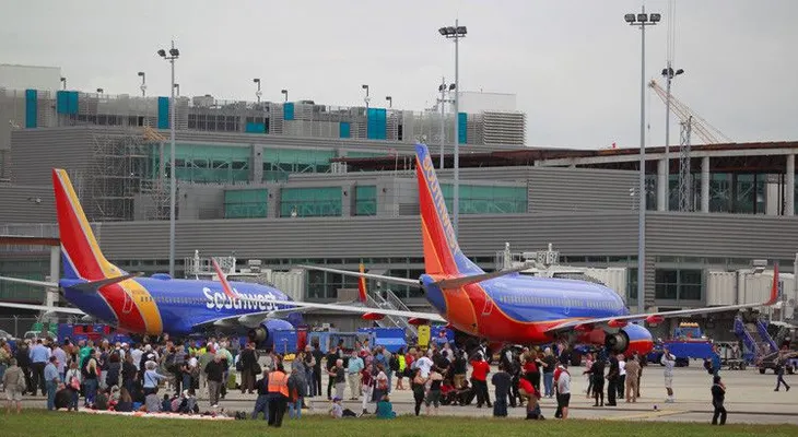 Un juez de EE.UU. suspende la deportación de los detenidos en los aeropuertos tras la orden de Trump
