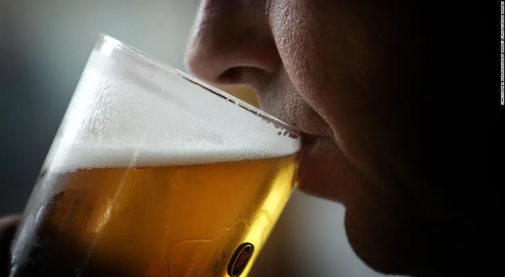 Lo que el exceso de alcohol le hace a tu salud (además del malestar al otro día)
