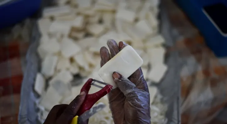 Las mujeres haitianas que convierten jabones usados en una esperanza para Haití