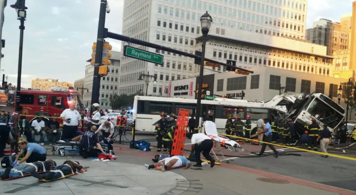 Un muerto y 18 heridos tras choque de autobuses en New Jersey