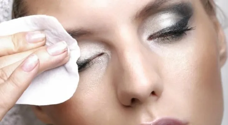 Una chica se quita el maquillaje luego de poco más de 2 años 