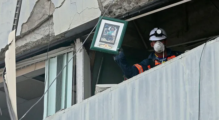 Se agota el tiempo para encontrar sobrevivientes en Ecuador
