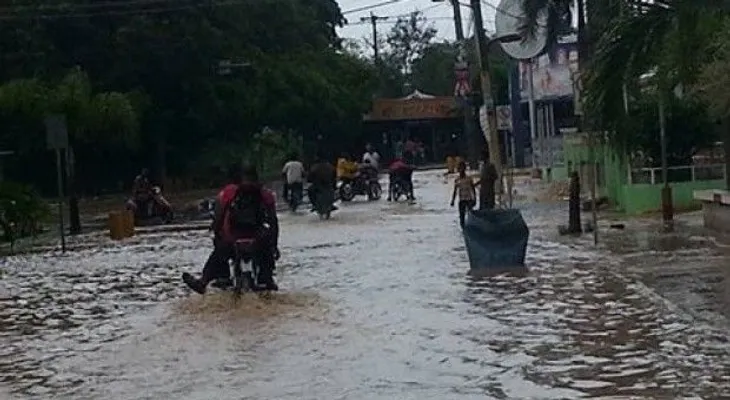 Aguaceros inundan viviendas y calles en Barahona
