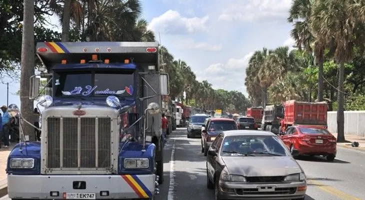 Camioneros realizaron paro en el Malecón