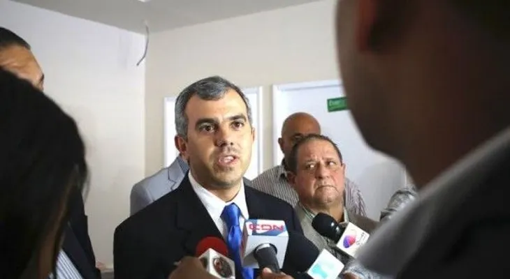 Nieto de Antonio Guzmán inscribe candidatura a senador por Santiago
