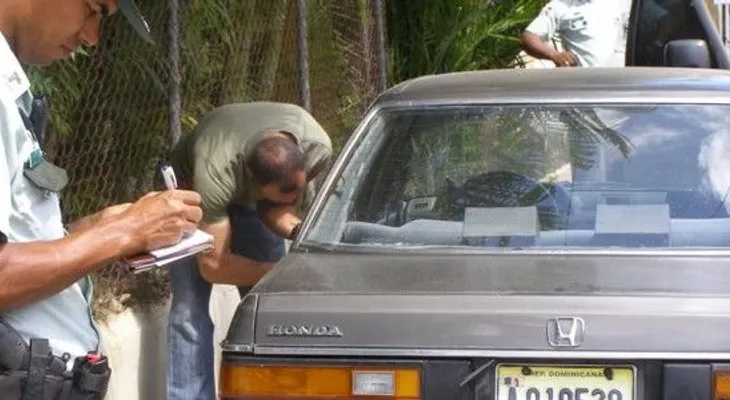Amet multa a 70 conductores por manejar sin cinturón y hablando por celular