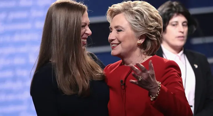 Con un recuerdo irónico, Chelsea Clinton se subió al debate sobre las noticias falsas