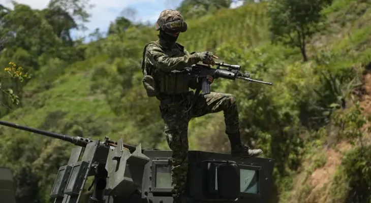 Colombia: juez ordena al Gobierno evitar bombardeos en zonas con menores