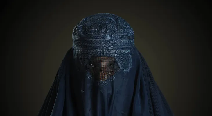 Hombre vestido con burka roba casi 1 millón de dólares en joyas en Nueva York