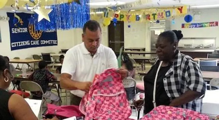 Rubén Luna entrega útiles escolares a niños pobres comunidad Harlem en NY.