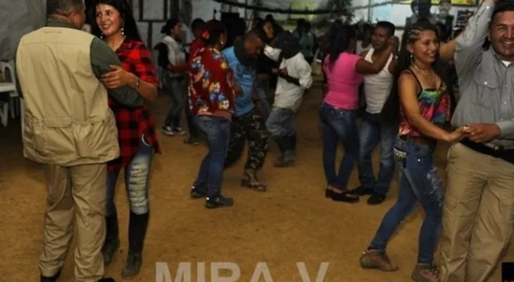 Observadores de ONU bailando en otro campamento de las FARC