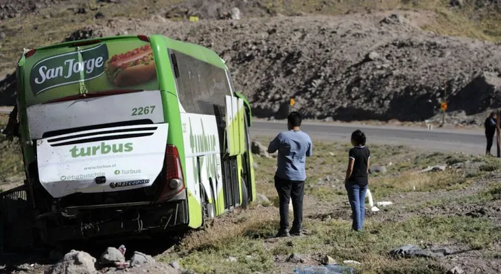 Autobús de pasajeros se accidenta en Argentina camino a Chile