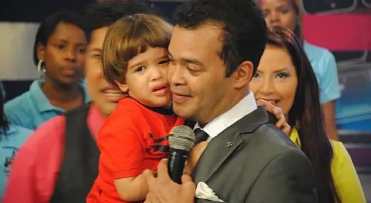 Alex Bueno exhibe hijo y esposa, una muestra de estabilidad emocional y profesional