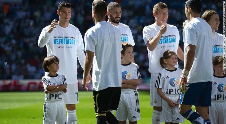 Cristiano Ronaldo salta al césped junto al niño sirio pateado en Hungría