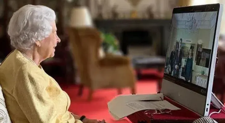 La reina Isabel II está en "buena forma" pese a problemas médicos, asegura Johnson