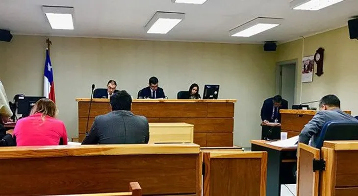 Una mujer mata a su padre de 49 puñaladas y tribunal la declara culpable del crimen 