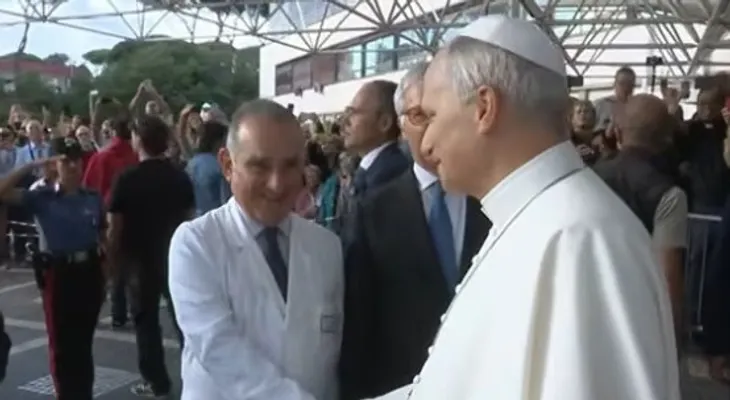 Papa León XIV recibe el alta tras cirugía de pulmón y rezará el Ángelus desde el Vaticano