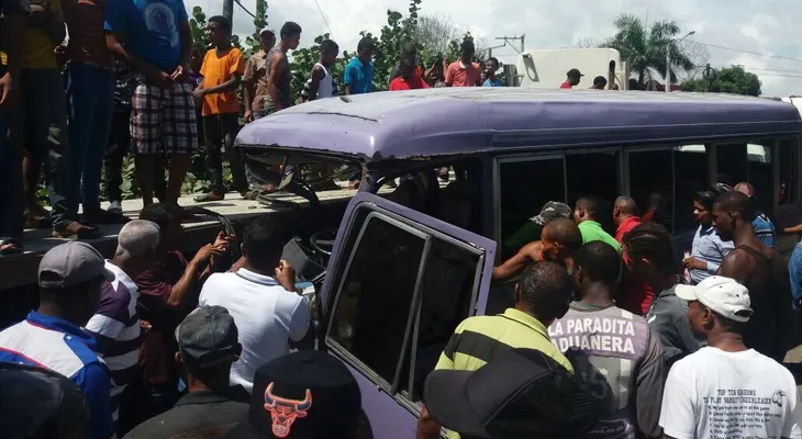 Al menos nueve personas heridas por choque de guagua del transporte público con patana 