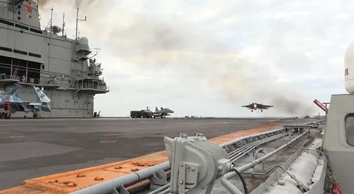 Un caza Su-33 sufre un accidente al aterrizar en el portaaviones ruso