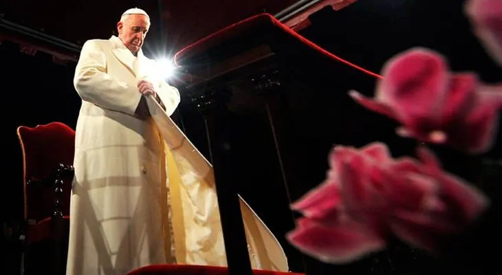 El papa Francisco participa en el Via Crucis