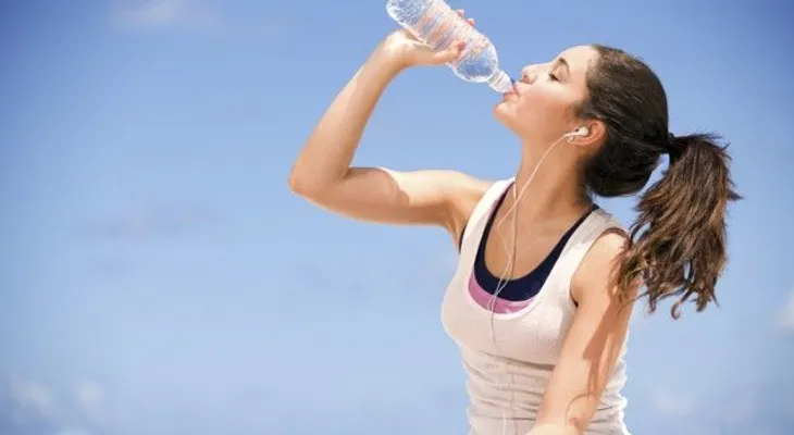 ¿Cuántos vasos de agua tomar para bajar de peso?