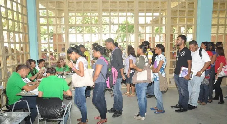 MESCyT entrega  a estudiantes de escasos recursos económicos