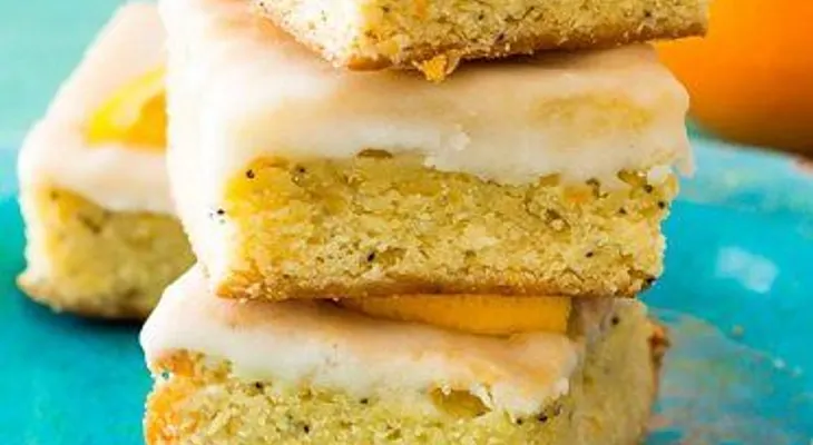Pastel con glaseado de naranja y chía