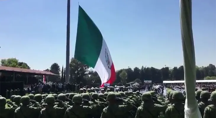 Papelón en México: insólito accidente frente al presidente en el acto oficial por el Día de la Bandera