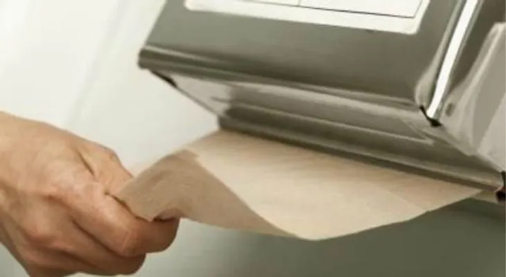 ¿Por qué el papel reciclado es de color oscuro? ? 
