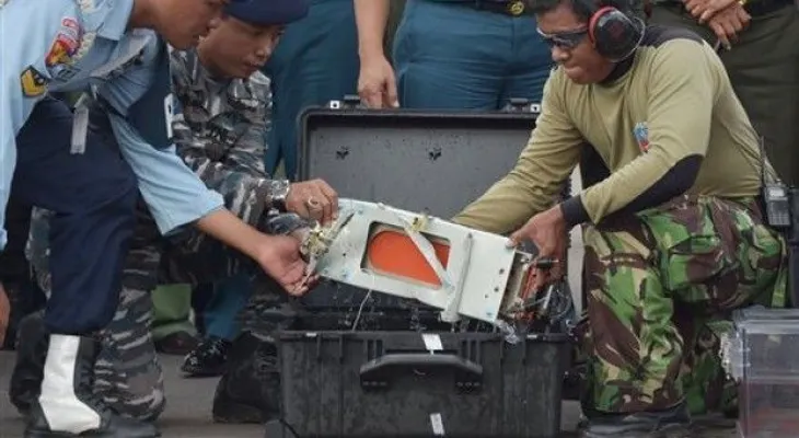 Suman 100 cadáveres recuperados avión de AirAsia