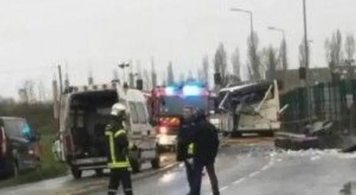 Objeto de un camión salta y mata a seis estudiantes que viajaban en un autobús en Francia