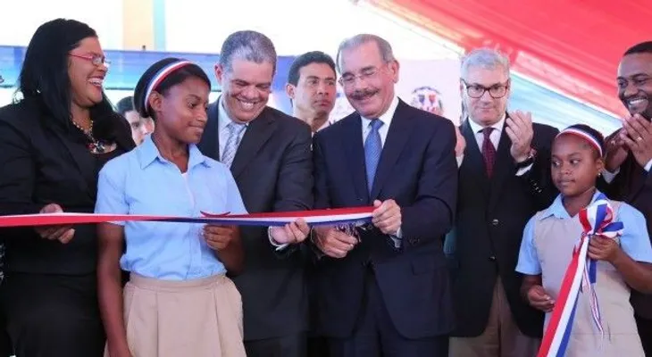 Presidente Medina inaugura dos escuelas en El Higüero, Villa Mella