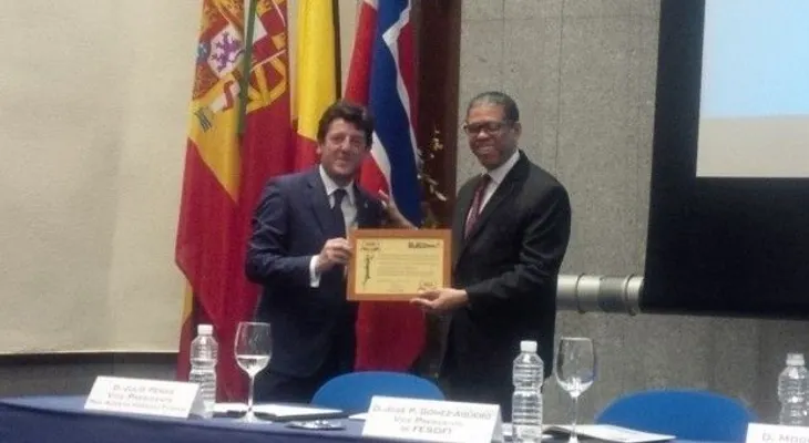 Director de Inposdom recibe reconocimiento por sellos y monedas