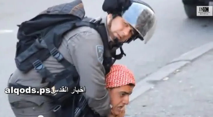 Video: Soldados israelíes se toman fotos mientras abusan de un niño palestino  