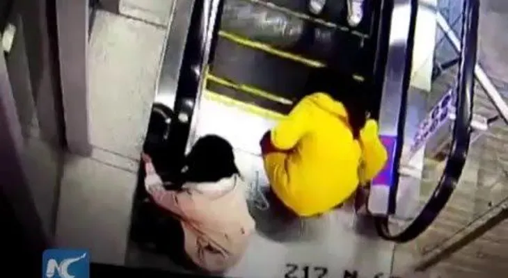 ¡Lo quitan de las escaleras antes que sucediera lo peor (VIDEO)