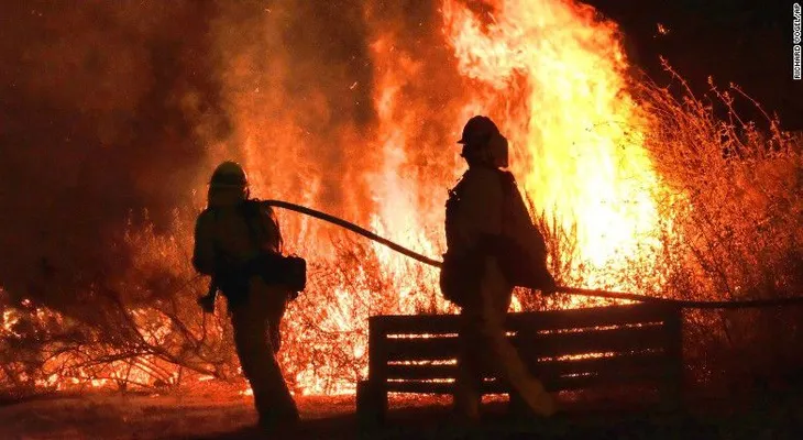 Un incendio forestal obliga a 5.000 residentes del condado de Los Ángeles a abandonar sus hogares