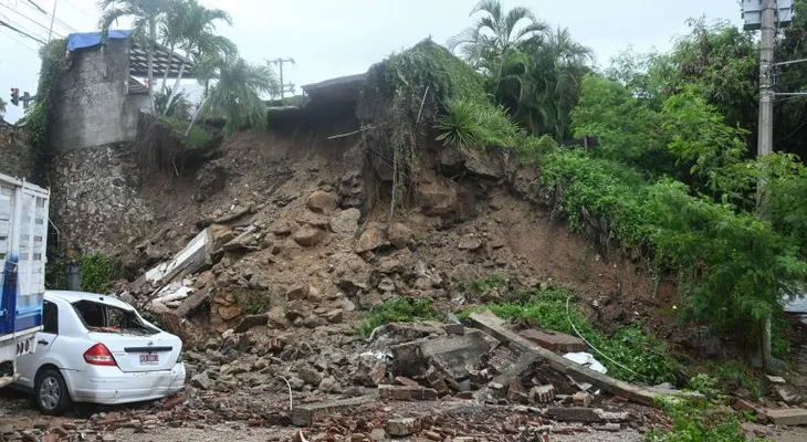 Huracán Simon se intensifica a categoría 4 y agrava los daños en México
