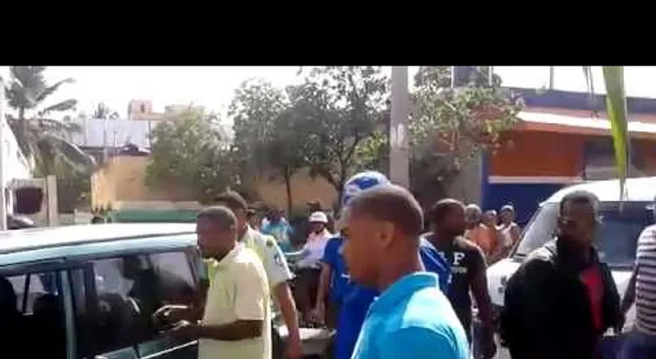 Videos: Amet y un civil pelean en la calle; otro agente manotea joven