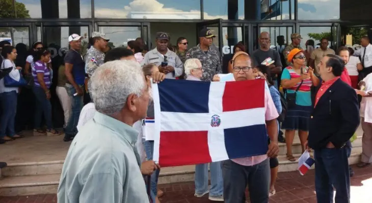 Nacionalistas protestan frente a Migración contra "la invasión pacífica" de haitianos al país