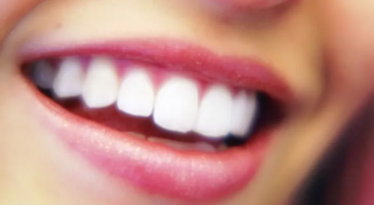 Una pasta casera para tus dientes sin manchas: Bicarbonato, agua oxigenada y fresa