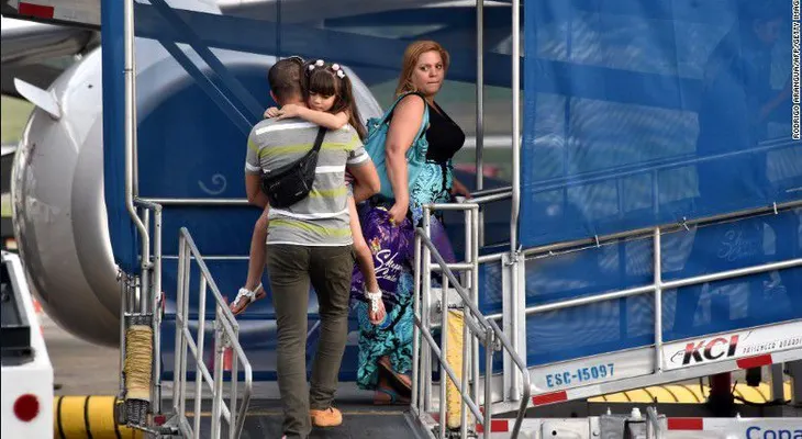 Panamá traslada vía aérea a miles de cubanos a frontera con México