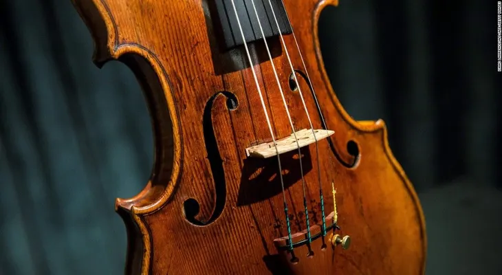 Los violines Stradivarius de hace siglos que aún rompen récords en subastas: ¿un asunto de mística musical?