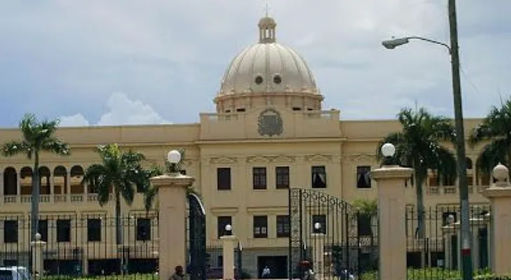 Profesores jubilados reclaman frente a Palacio aumento de pensión