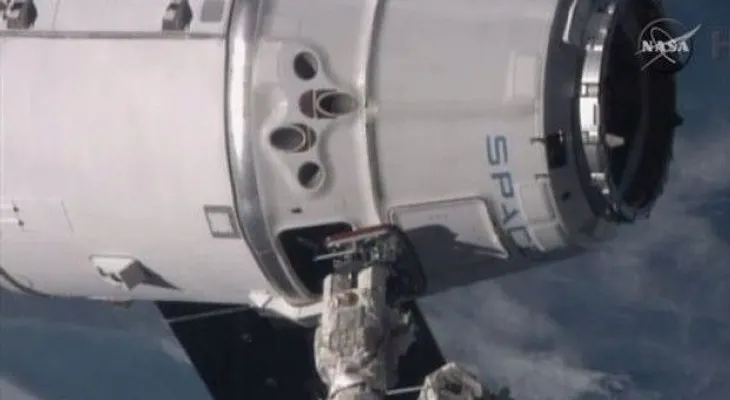Sonda de Spacex llega a estación espacial con provisiones 