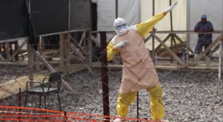 Médicos bailan para celebrar el fin del ébola