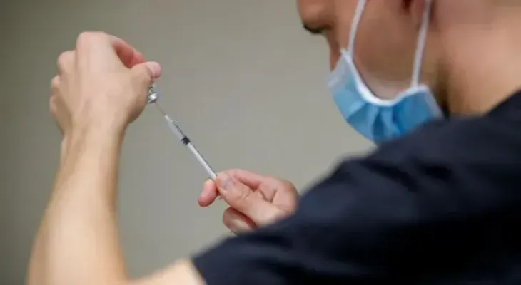 EEUU aprueba finalmente tercera dosis de Pfizer para mayores de 65 años